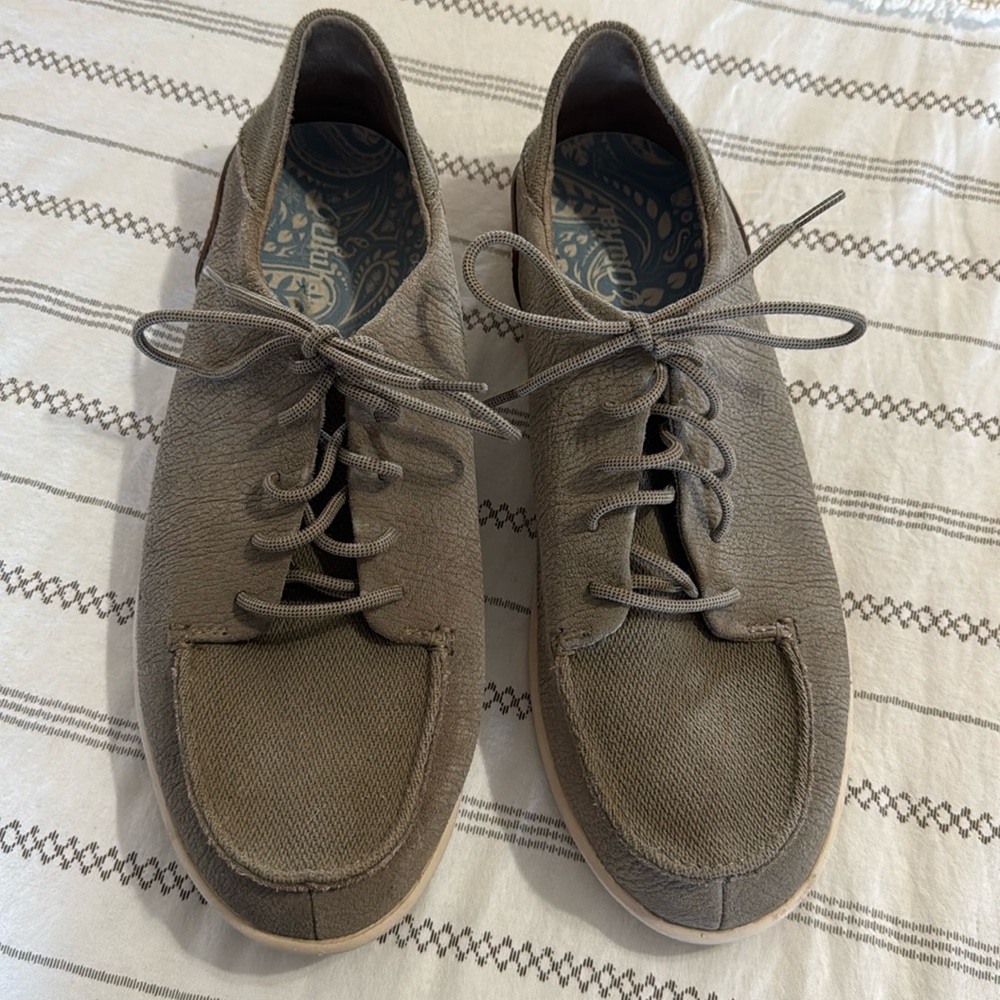 Men’s OluKai, leather lace up shoes!